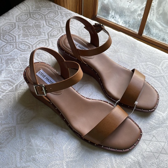 STEVE MADDEN NWOT Size 11 Brown Wedge Sandals Buckle Stud Cognac Ares Harlequin - Picture 6 of 15